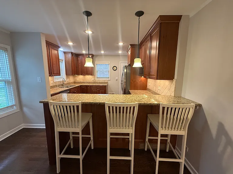 611 E Davis St — Photo 9