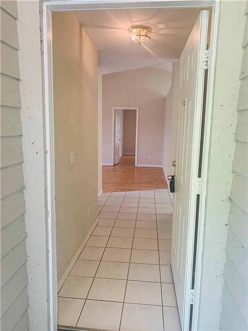 2 Bedroom 2 Bath 1-Car Garage — Photo 3
