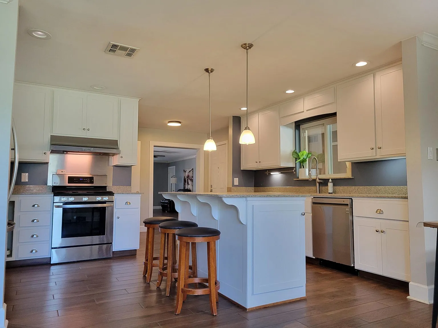 4207 E Pinchot Avenue — Photo 2
