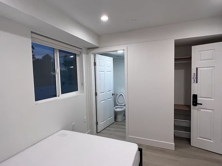 1224 W 37th Pl — Photo 80