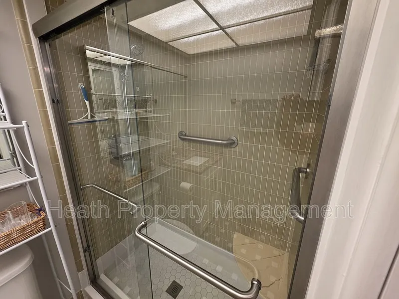 2 bed, 2.0 bath, 1200 sqft, $2,049 — Photo 3