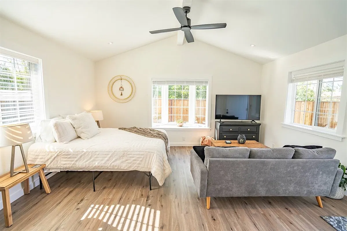 Studio, $3,000 — Photo 2