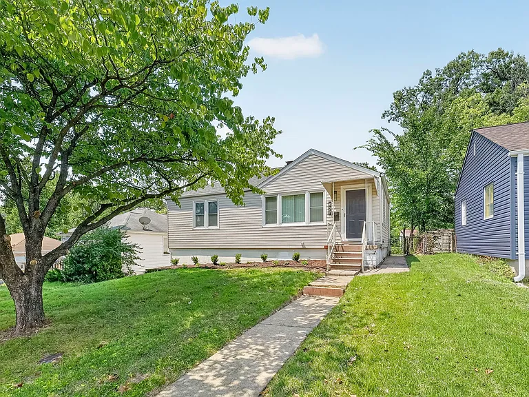437 Warfield Ave — Photo 3