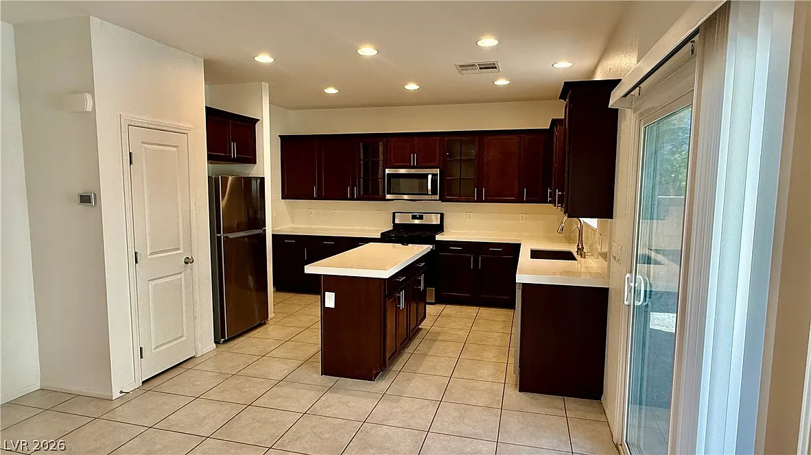 4 bed, 3.0 bath, 1925 sqft, $2,195 — Photo 3