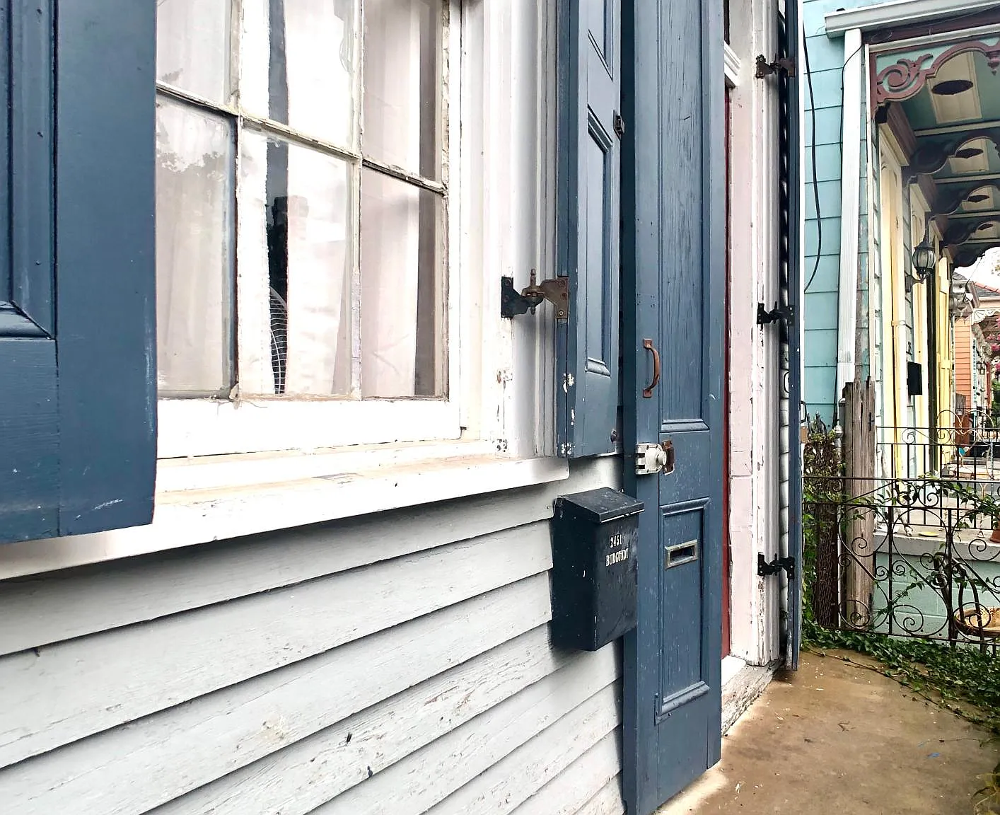 2449 Burgundy St — Photo 3