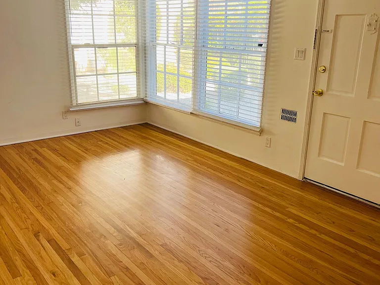 4321 Cahuenga Blvd — Photo 10