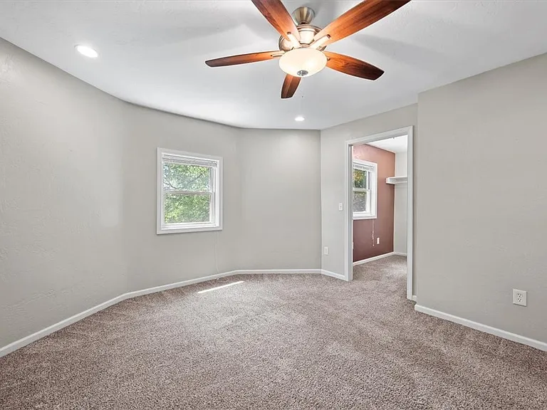 38 Pasadena St — Photo 15