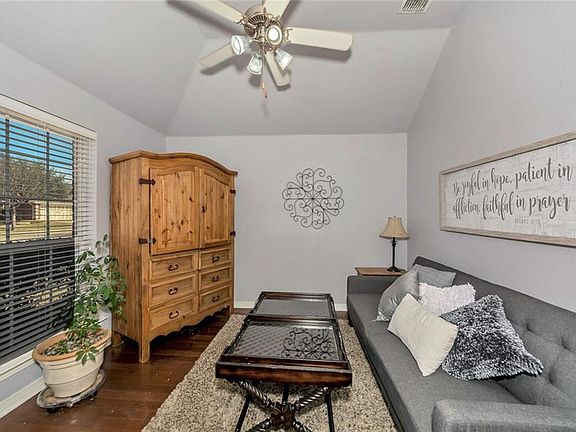 3rd image of 517 Surry Ct