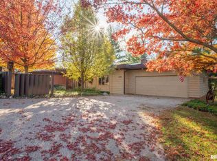 2406 E Tanglewood Ln, Peoria, IL 61614