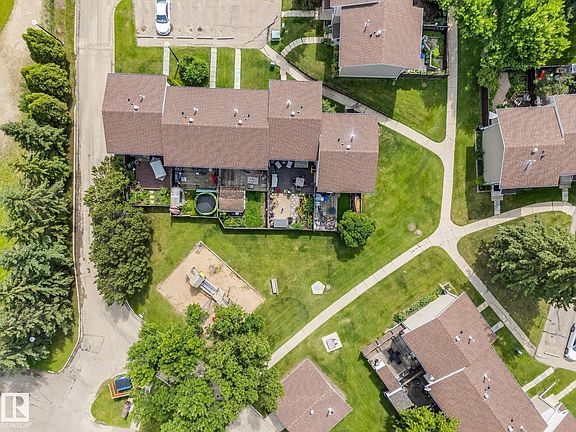 4th image of 202 Spruce Gln