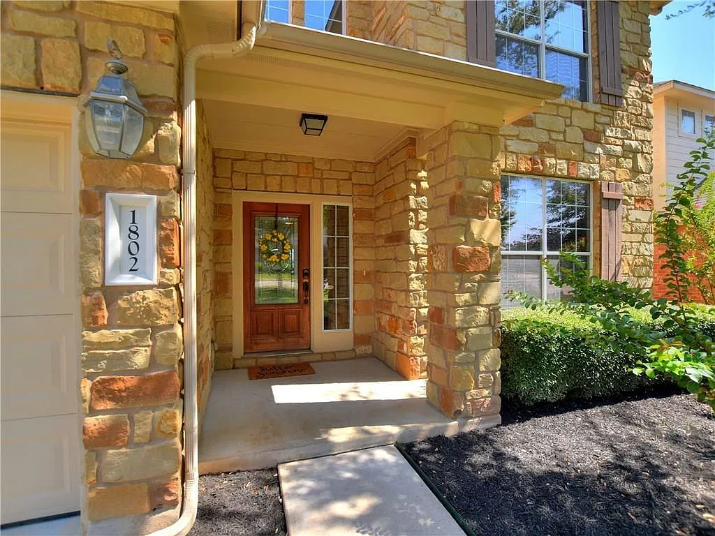 4 bed, 2.5 bath, 2684 sqft, $2,695 — Photo 2