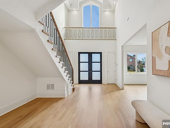 5th image of 50 Roberts Rd