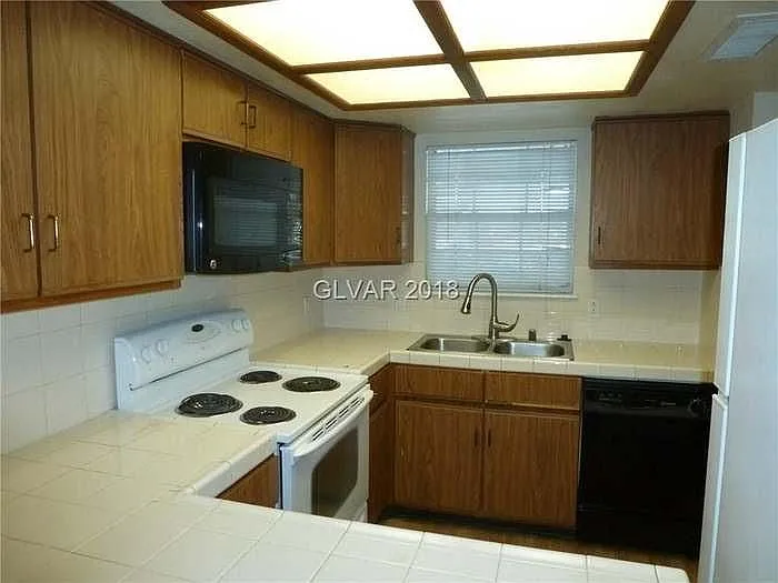 3823 S Maryland Pkwy — Photo 8