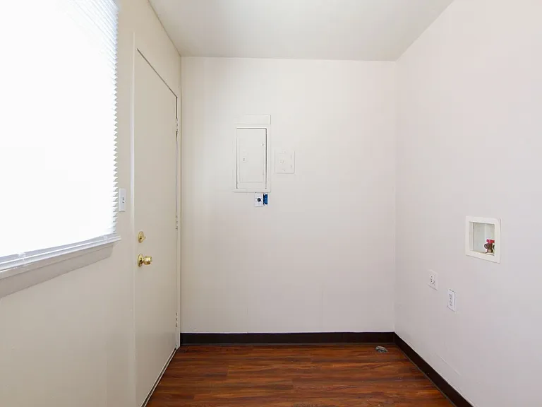 911 Parkview Ave — Photo 6