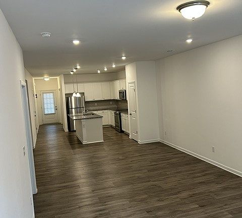 3rd image of 923 Millstream Dr