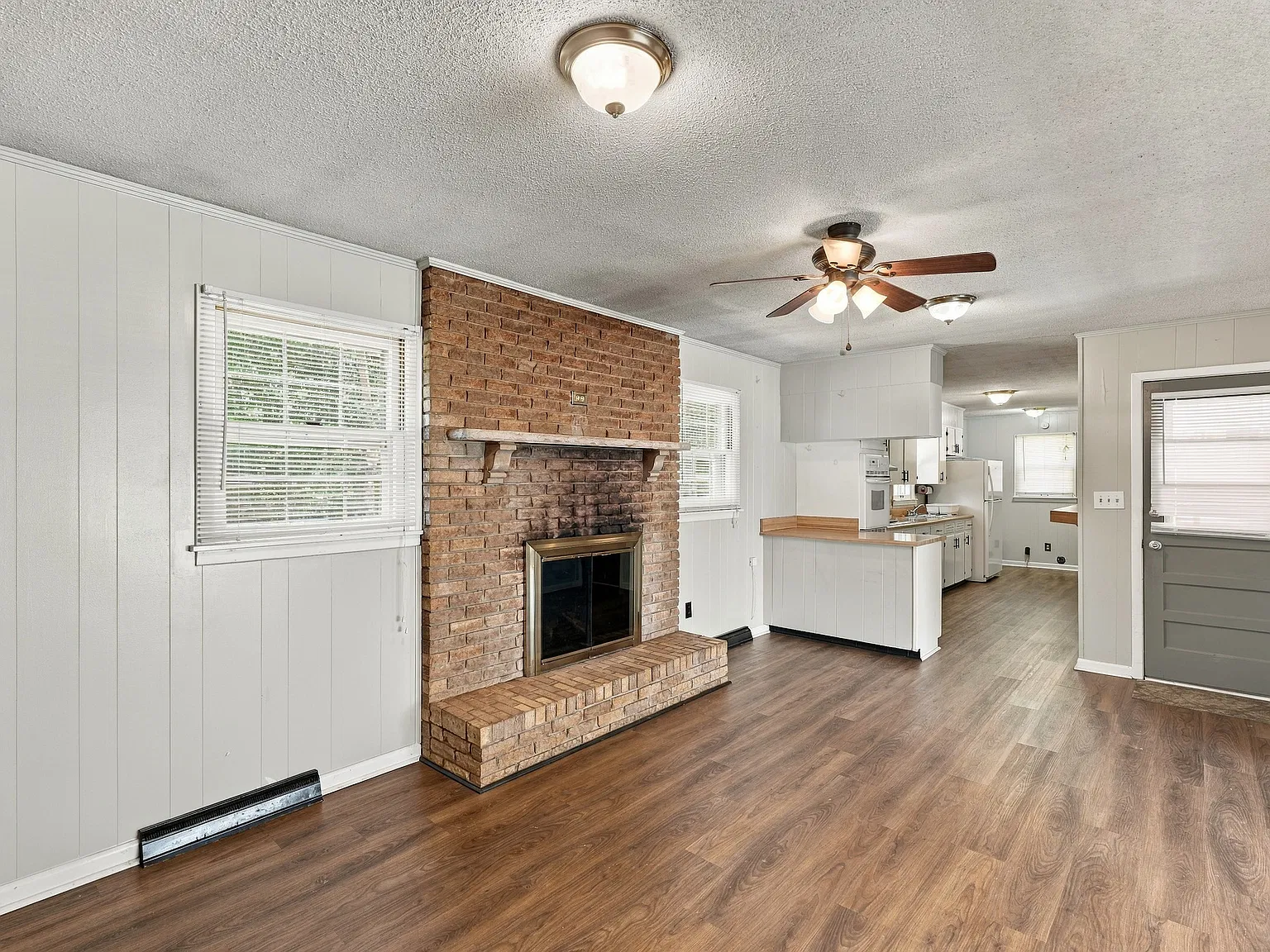 3 bed, 1.5 bath, 1400 sqft, $1,300 — Photo 4