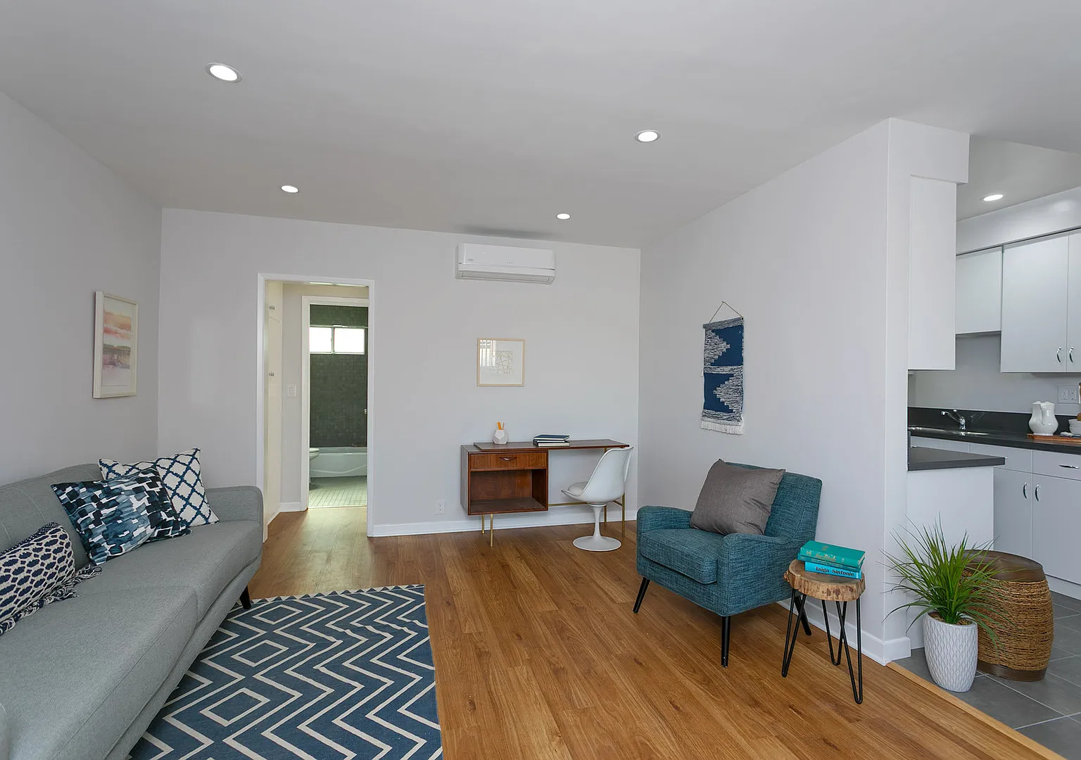 815 E Villa St — Photo 4