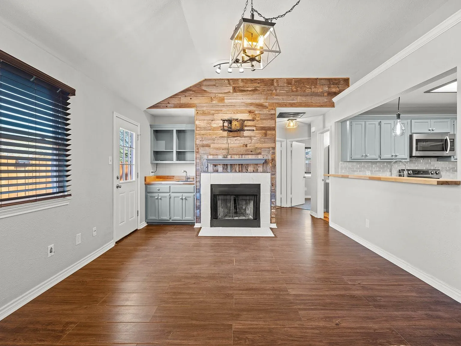 3 bed, 2.0 bath, 1073 sqft, $1,750 — Photo 4