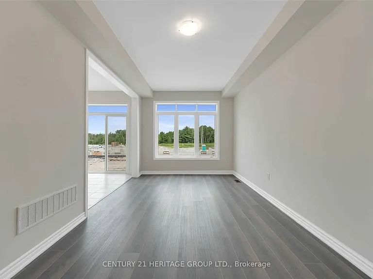 82 Ferragine Cres — Photo 9