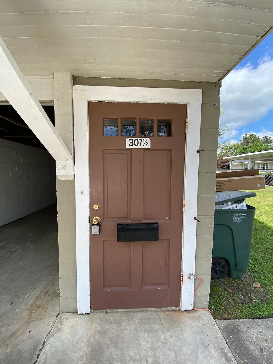 Building Photo - 307 E College St #1/2