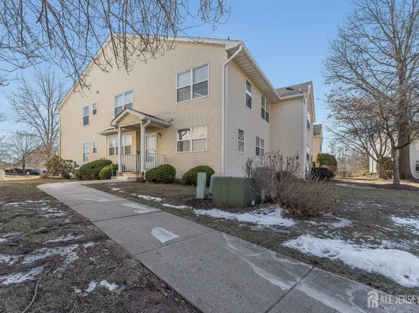 56 Kensington Dr, Piscataway, NJ 08854