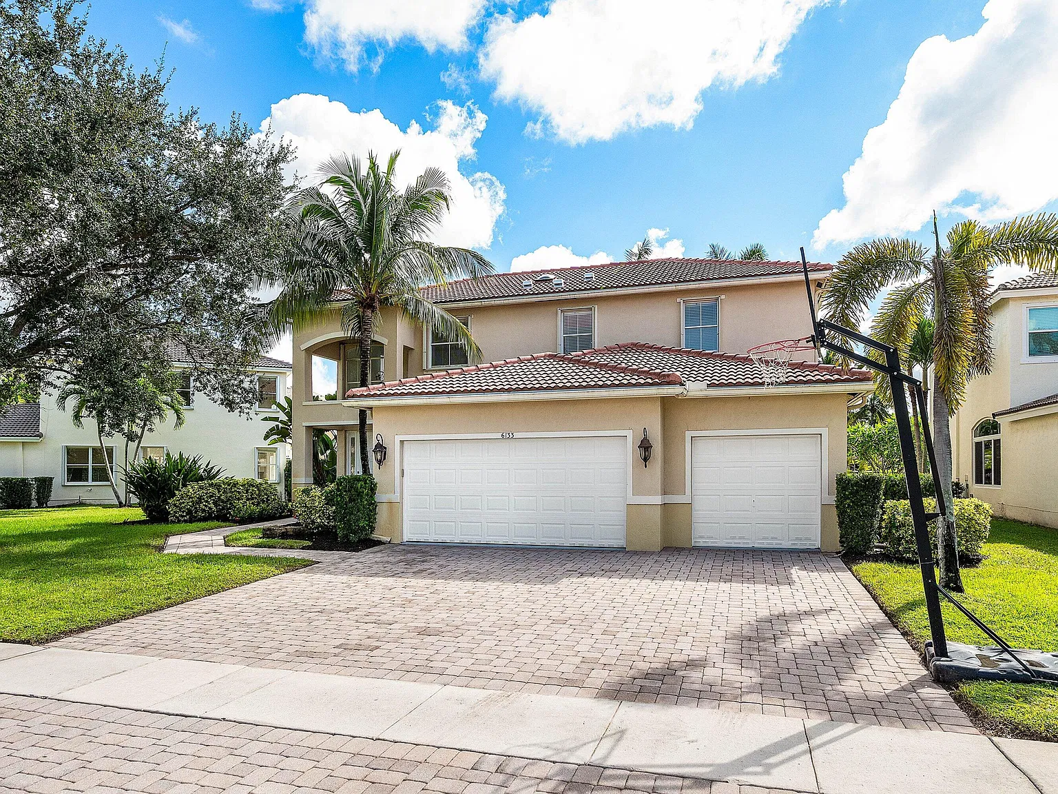 5 bed, 3.0 bath, 2716 sqft, $5,700 — Photo 2