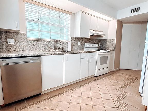 4th image of 2531 SE 20th Pl #103-C