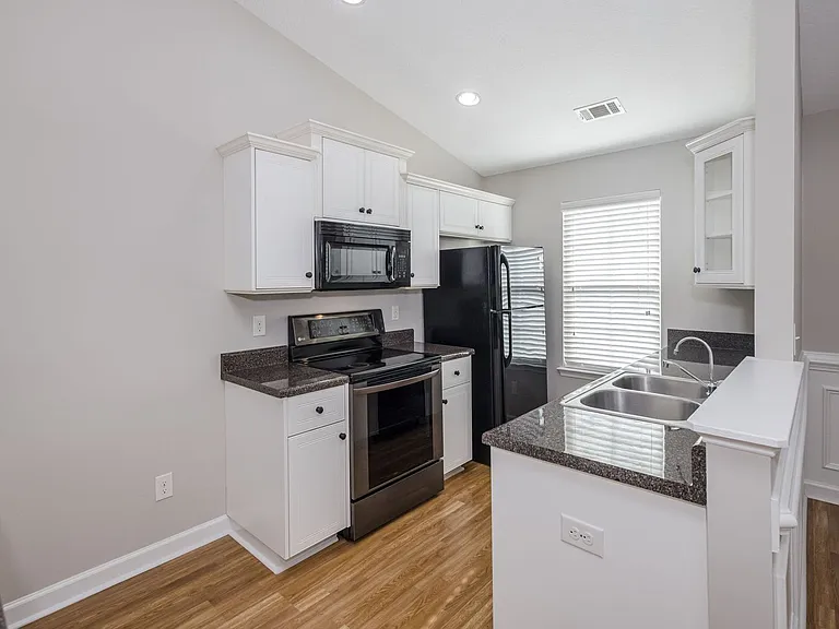 304 York Ln — Photo 5