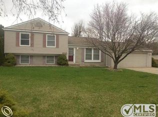 1040 Coach House Ln, Waterford, MI 48327