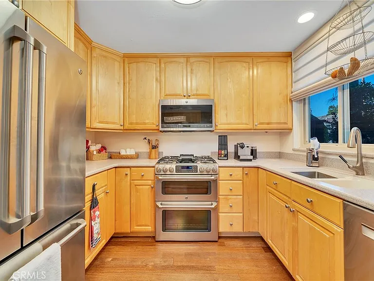 335 Cypress Dr — Photo 3