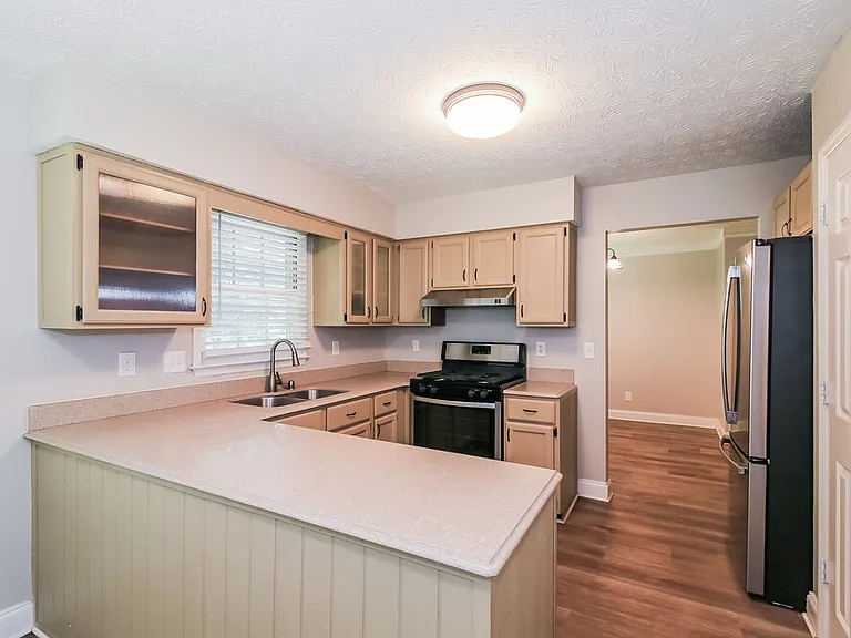 1218 Raleigh Way — Photo 9