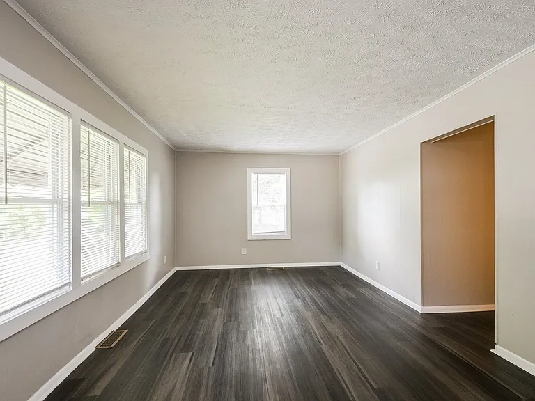 1525257_018_living_room_12991443.jpg