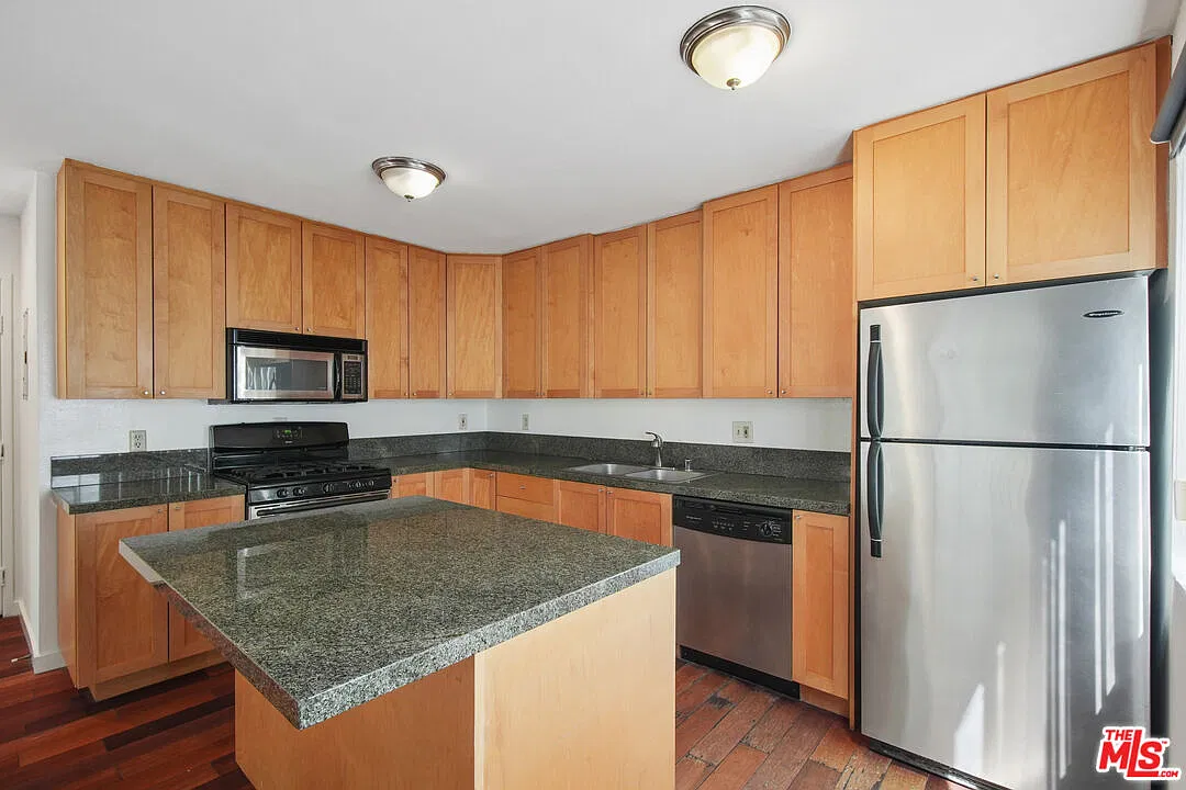 937 Wilcox Ave — Photo 3