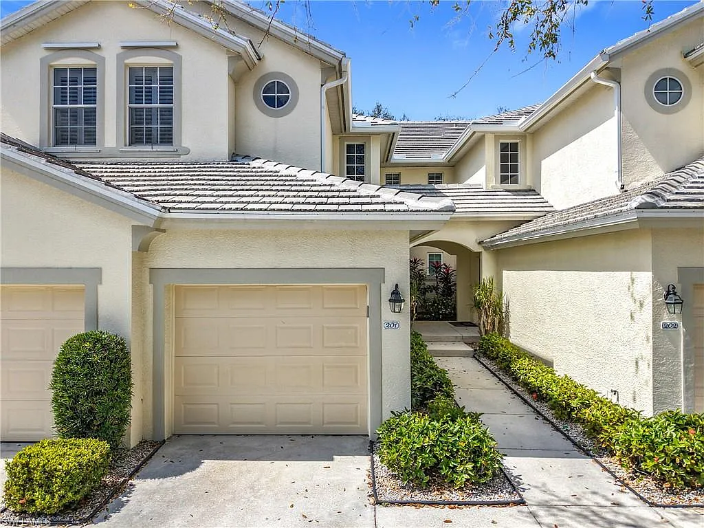 3 bed, 2.0 bath, 2044 sqft, $5,000 — Photo 2
