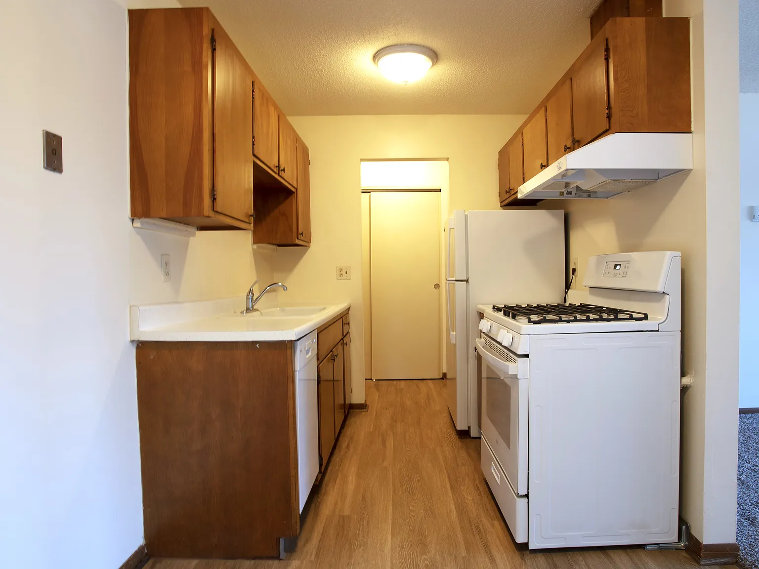 Brittany Apartments — Photo 2