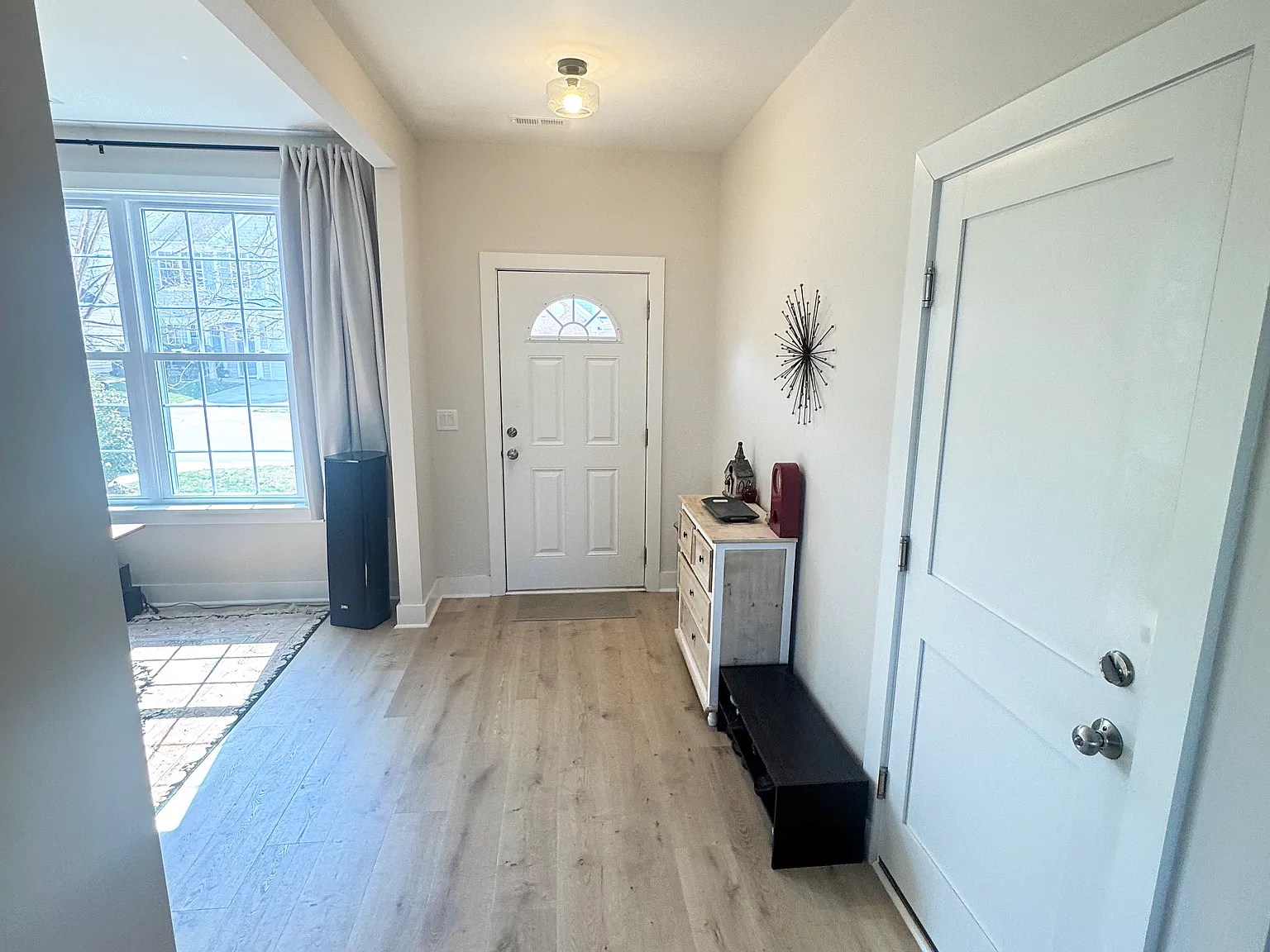 3 bed, 2.5 bath, 1660 sqft, $2,400 — Photo 3