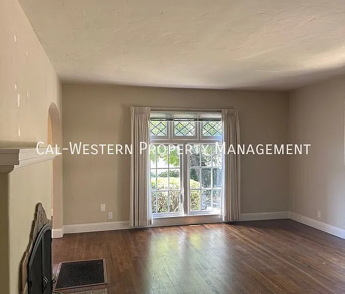 1385 Newport Ave — Photo 10