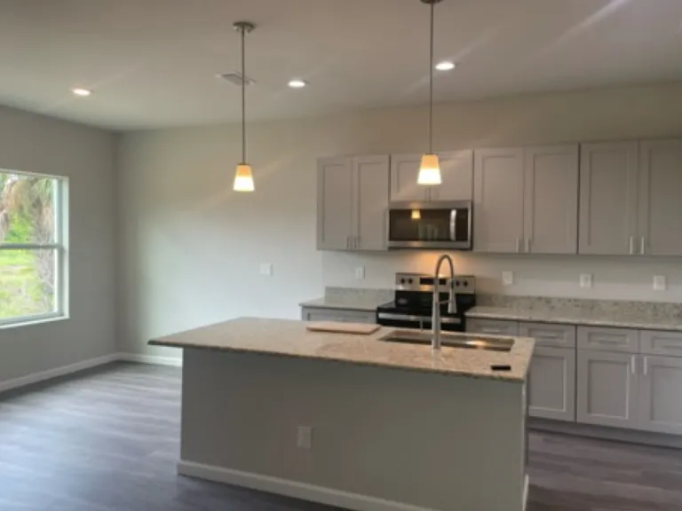 548 Redwood Ave S — Photo 3