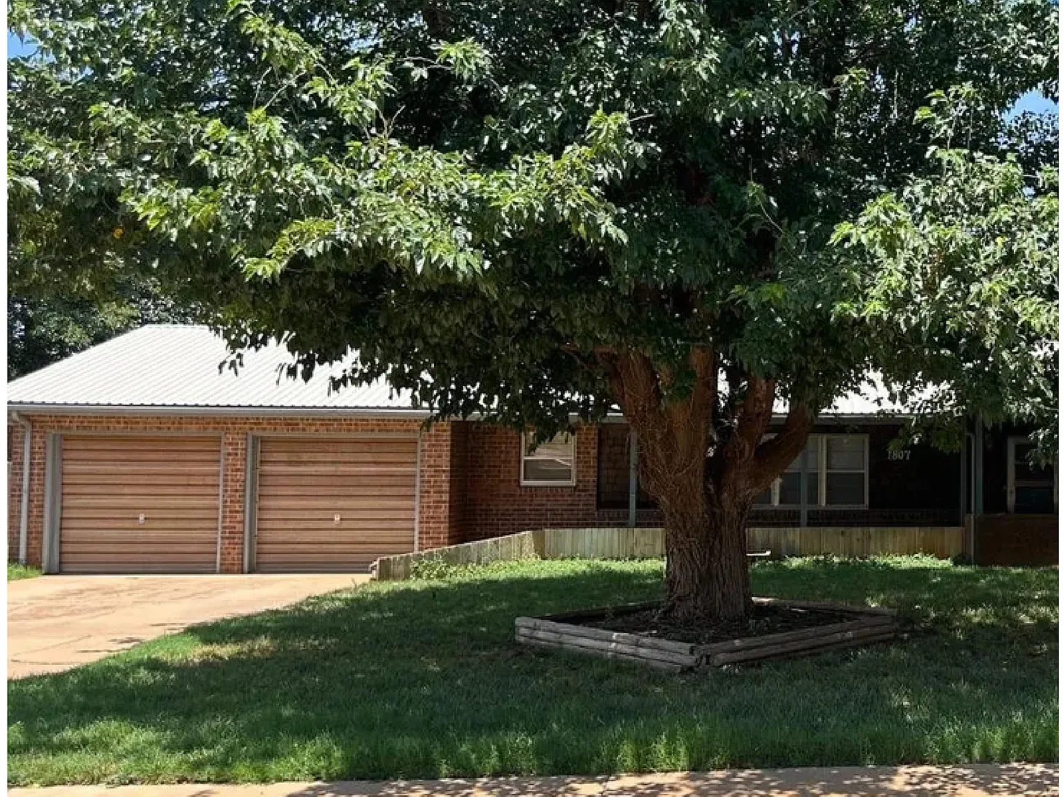 3 bed, 1935 sqft, $1,500 — Photo 1
