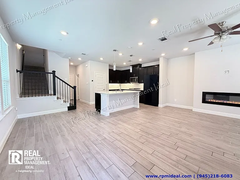 2130 Argolis Dr — Photo 3
