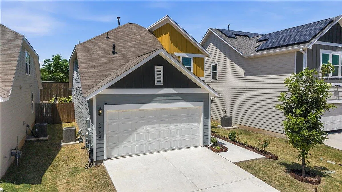 3 bed, 2.5 bath, 1793 sqft, $2,900 — Photo 2