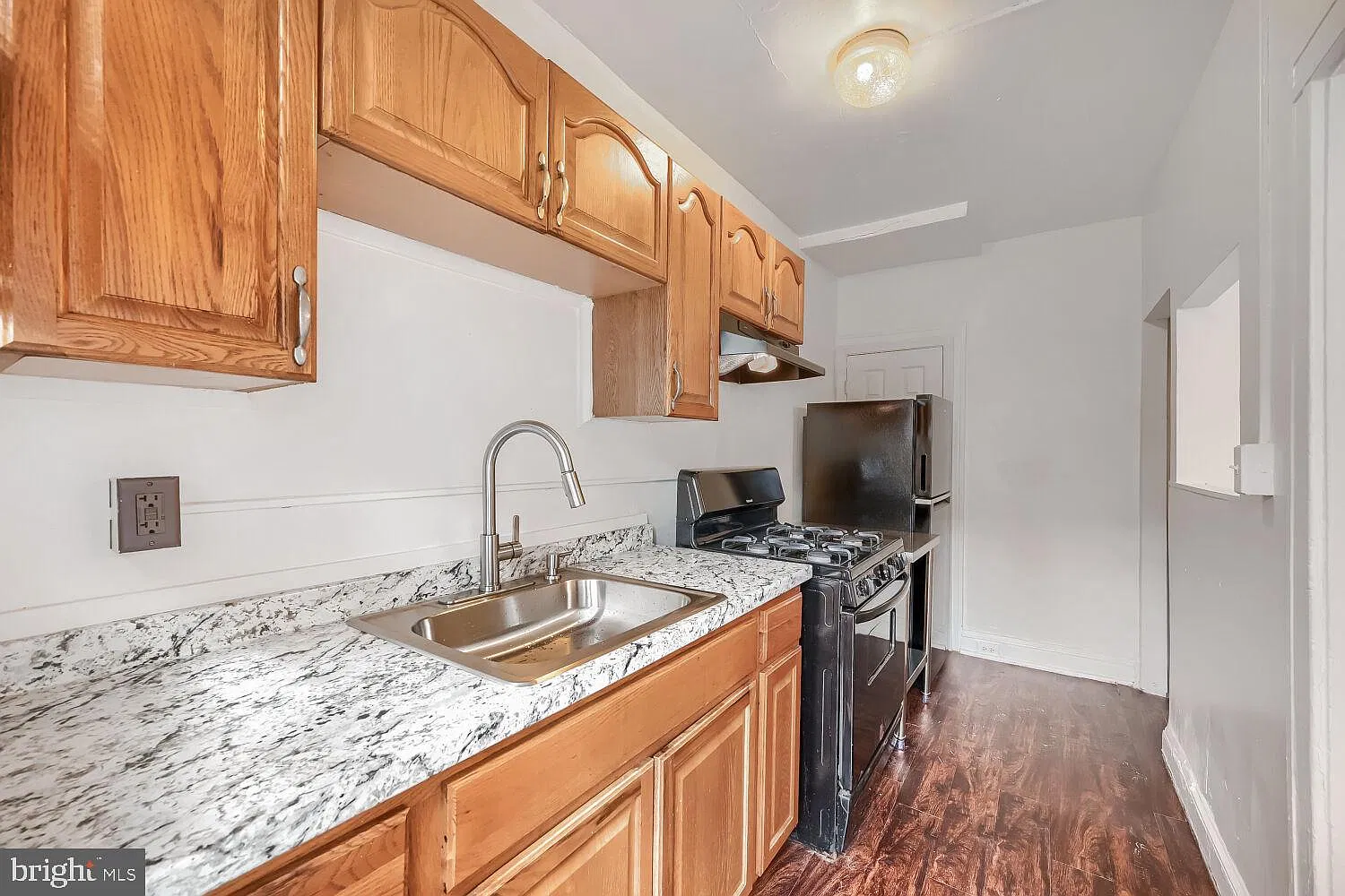 3 bed, 1.0 bath, 896 sqft, $1,400 — Photo 2