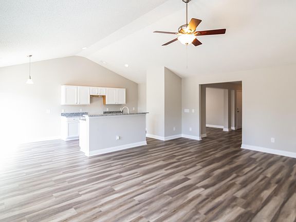3rd image of 98 Dovetail Cir