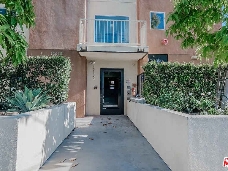 12132 Hart St #301 — Photo 2