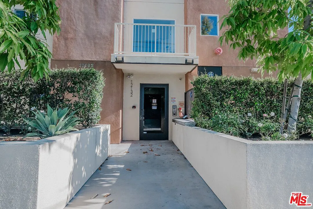 Building Photo - 12132 Hart St #301