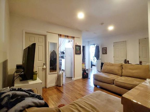 4th image of 183 Calyer St #3