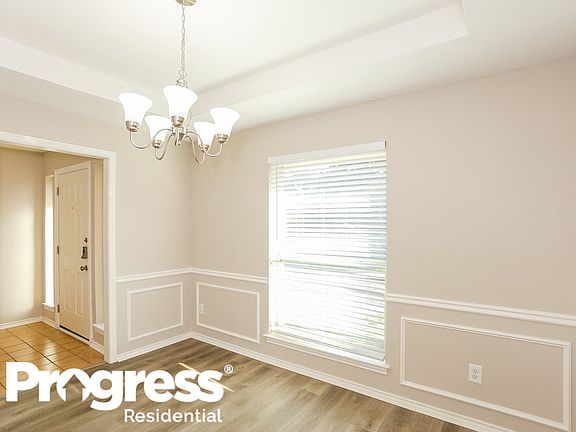 4th image of 319 Meadow Creek Dr