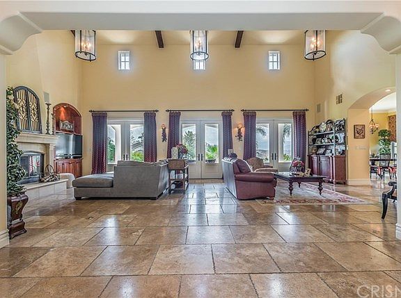 5th image of 221 Bainbridge Ct