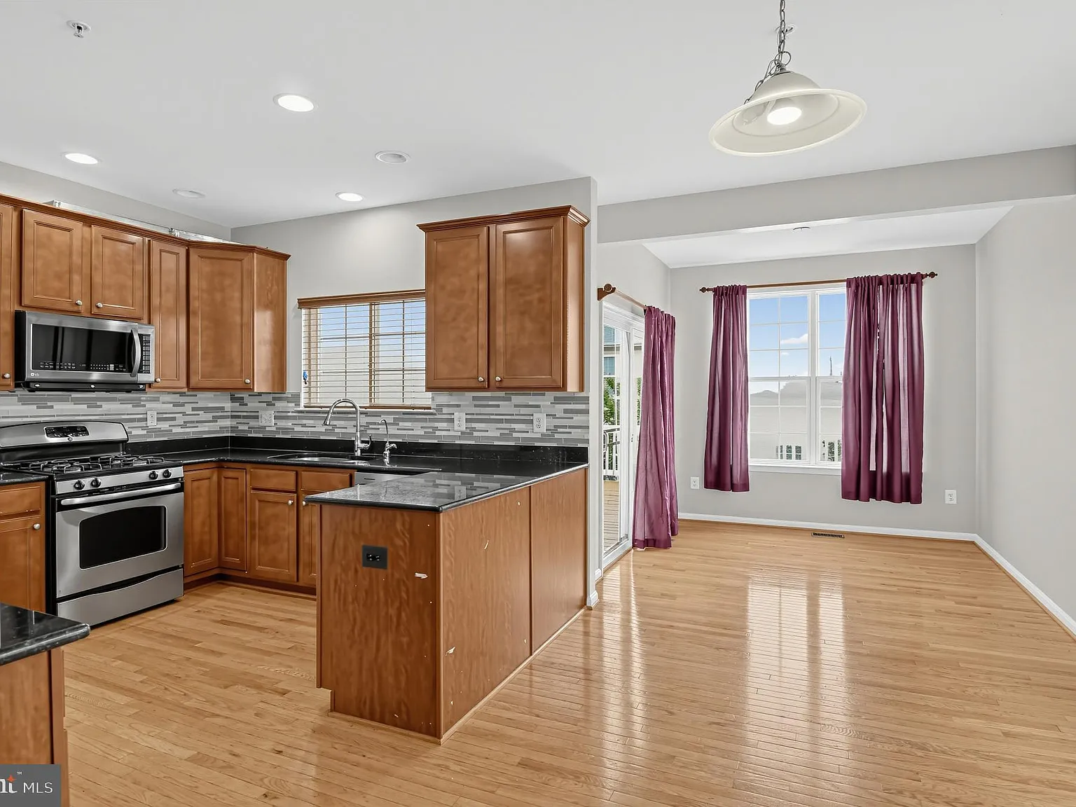3 bed, 4.0 bath, 2352 sqft, $3,000 — Photo 4