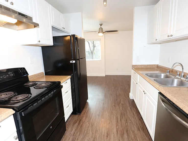 Cedarwood Apartments — Photo 17